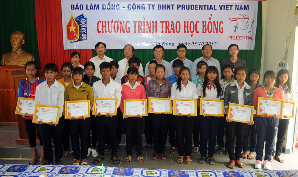 Trao học bổng cho học sinh tại Đam Rông