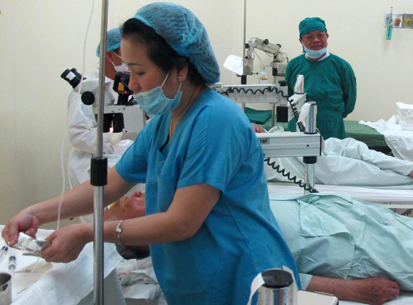 Khám mắt miễn phí cho 1.150 bệnh nhân