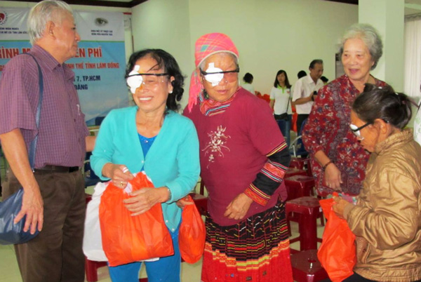 TS Trần Thành Long - Chủ tịch Hội Bảo trợ Bệnh nhân nghèo TpHCM trao quà động viên bệnh nhân đã mổ mắt khi ra viện