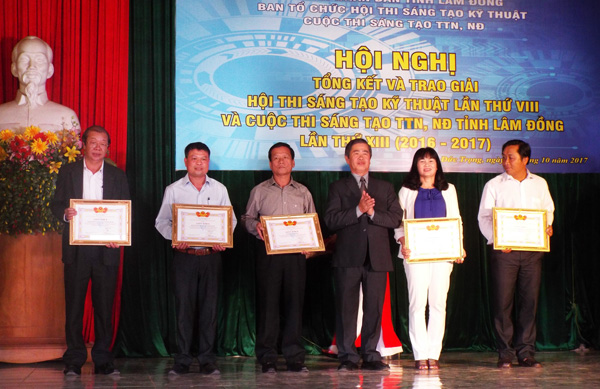 Khen thưởng các đơn vị xuất sắc trong vận động, tổ chức cuộc thi