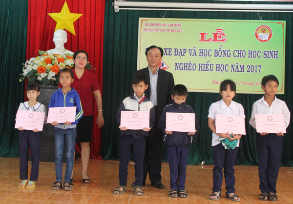 Bảo Lộc: Trao hơn 120 suất học bổng giúp học sinh nghèo hiếu học