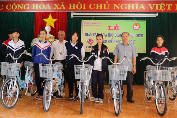 Hội Khuyến học tỉnh Lâm Đồng trao tặng xe đạp cho học sinh nghèo hiếu học TP Bảo Lộc