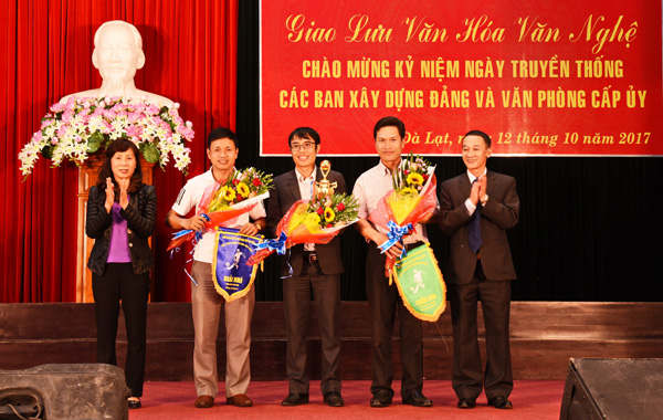 Trao giải bóng đá nam