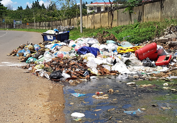 Bảo Lộc: Người dân chặn xe, hàng trăm tấn rác ứ đọng