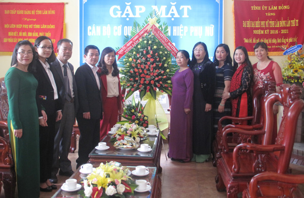 Lãnh đạo tỉnh thăm và tặng hoa chúc mừng đội ngũ cán bộ, hội viên phụ nữ