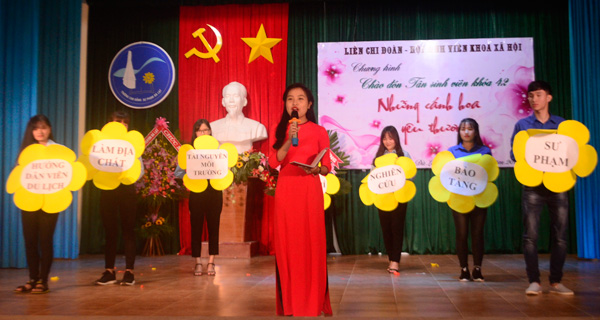 Tân sinh viên Cao đẳng Sư phạm Đà Lạt với "Những cánh hoa yêu thương"