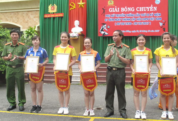 Trao các giải Phong cách, VĐV xuất sắc toàn diện, VĐV chuyền 2 xuất sắc, VĐV tần công xuất sắc, VĐV phòng thủ xuất sắc và Hoa khôi bóng chuyền của giải đấu