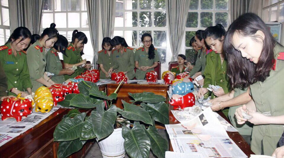 Nữ cán bộ chiến sĩ Công an tỉnh khui heo đất tiết kiệm giúp hội viên khó khăn