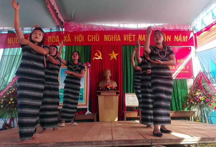 Di Linh: Nhiều xã đạt chuẩn "văn hóa nông thôn mới"