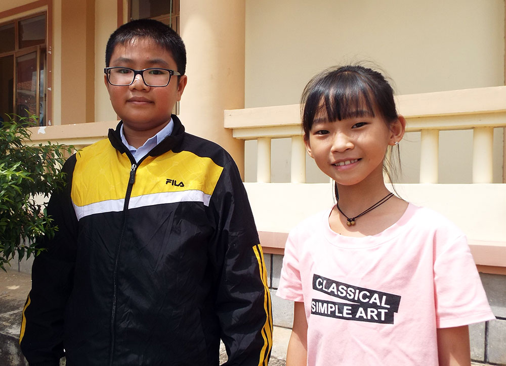 Hai bạn nhỏ Nguyễn Quốc Hùng và Cấn Nguyễn Hạnh Nguyên với niềm vui học tốt từ vựng tiếng Anh. Ảnh: Q.U