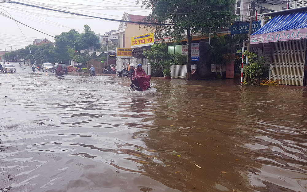 Đường phố biến thành "sông", nước tràn vào nhà gần 20 hộ dân