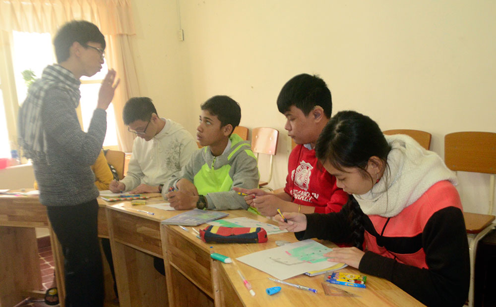 Quỹ học bổng Ánh Dương tặng quà cho Trường Khiếm thính Lâm Đồng