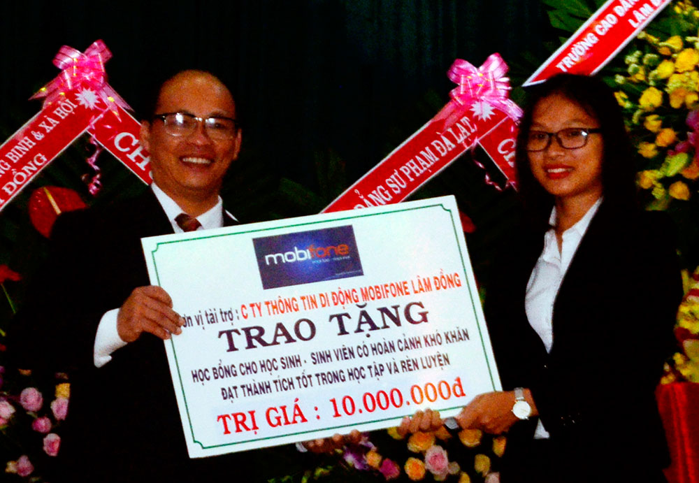 Đại diện Trường Cao đẳng Nghề Đà Lạt nhận học bổng của các doanh nghiệp tặng cho học sinh có hoàn cảnh khó khăn.  