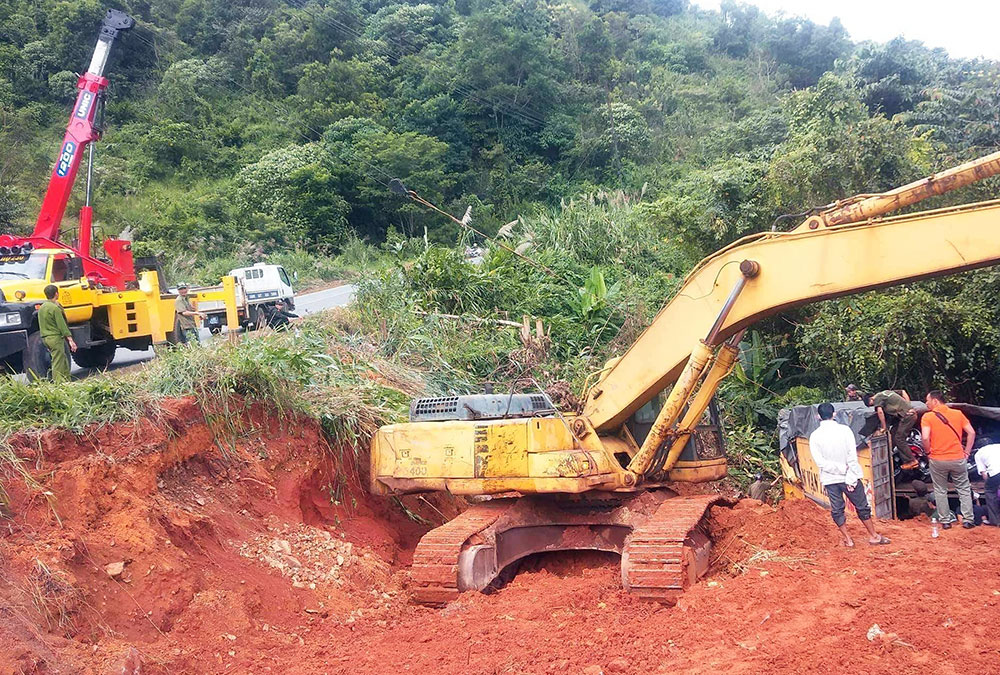 Xe tải vận chuyển xe máy lao xuống đèo Bảo Lộc