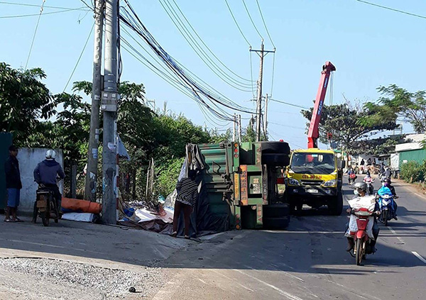 Lật xe chở Alumin trong đêm