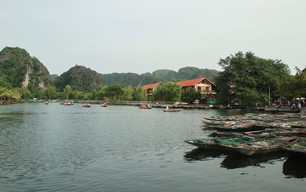 Bến thuyền Tam Cốc bình yên vào sáng sớm