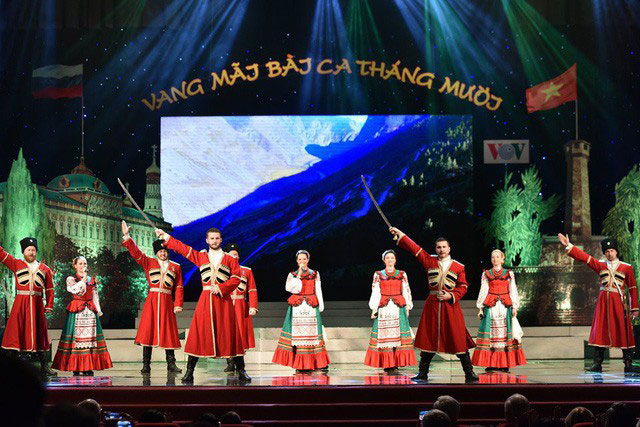 Cách mạng Tháng Mười Nga làm rung chuyển và đảo lộn thế giới (tiếp theo)