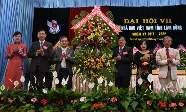Hội Nhà báo Việt Nam tặng lẵng hoa đến đại hội
