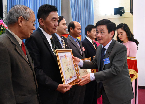 Đồng chía Phan Văn Đa - Phó Chủ tịch UBND tỉnh tặng Bằng khen cho các cá nhân và tập thể