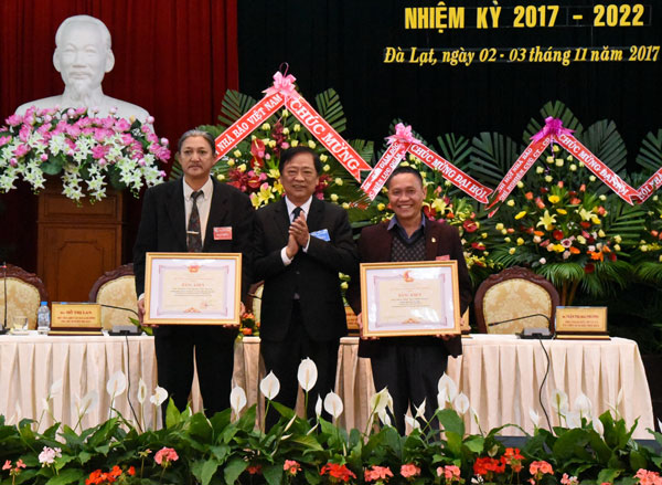 Hai cá nhân được UBND tỉnh tặng bằng khen