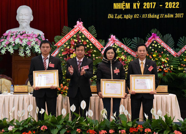 HNB tỉnh tặng giấy khen cho các tập thể và cá nhân
