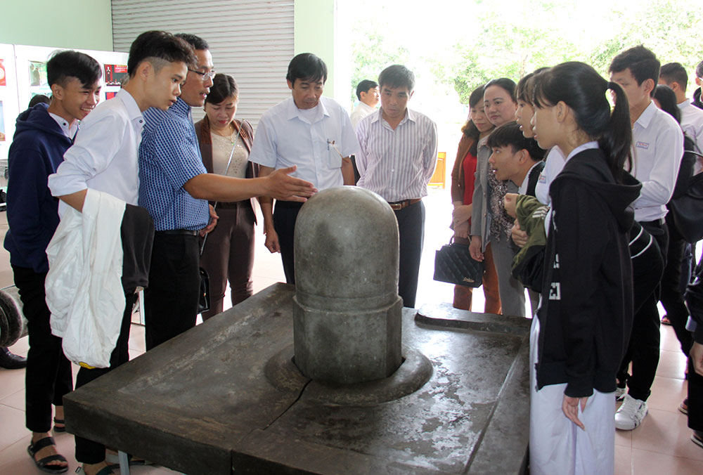 Triển lãm hình ảnh và cổ vật Di tích khảo cổ học Cát Tiên