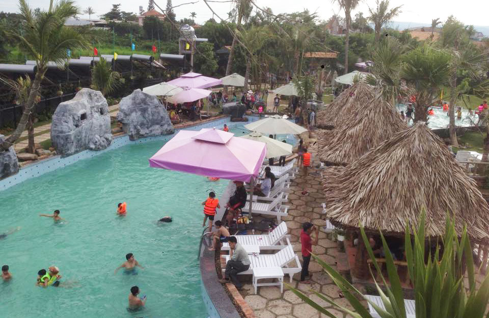 Dạy bơi trong khu sinh thái