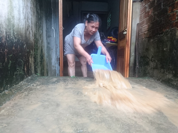 Bà Ngô Thị Hằng (thôn 3, xã Lộc Châu) nỗ lực tát nước ra khỏi nhà