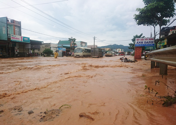 Một người đàn ông đi xe máy bị ngã do đi vào dòng nước xoáy
