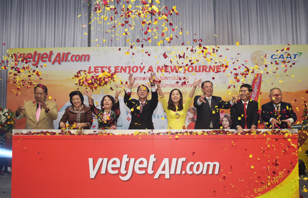 Bà Nguyễn Thanh Hà, Chủ tịch Vietjet (thứ 3, trái), ông Nguyễn Hải Bằng, Đại sứ Việt Nam tại Thái Lan (thứ 2, phải) cùng các quan chức cấp cao Thái Lan và lãnh đạo Thái Vietjet chúc mừng cho đường bay mới của Vietjet