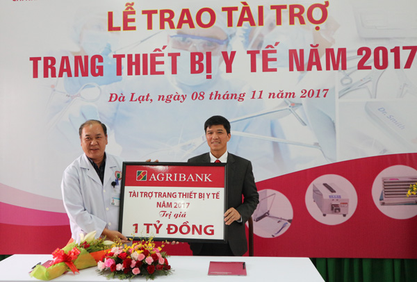 Agribank Lâm Đồng trao tặng thiết bị y tế cho bệnh viện tỉnh