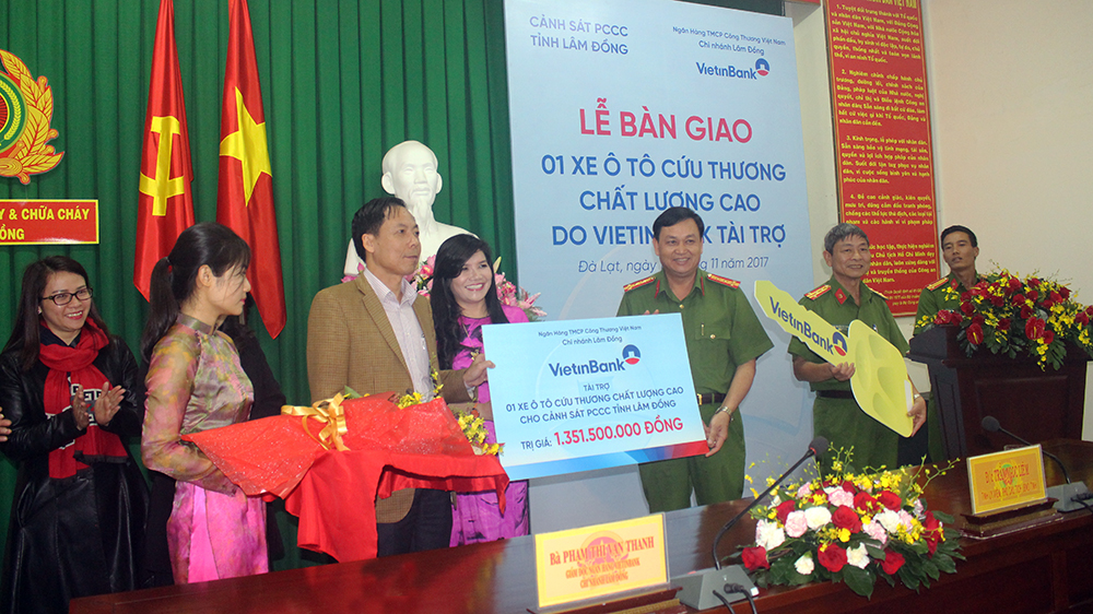 Vietinbank tài trợ xe cứu thương cho Cảnh sát PCCC Lâm Đồng