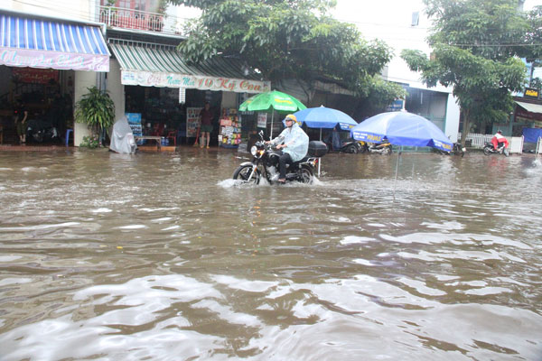 Đường biến thành "sông", hơn 20 nhà dân bị ngập nặng