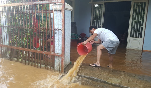 Người dân sống tại hẻm 186 giúp nhau tát nước ra khỏi nhà chống ngập