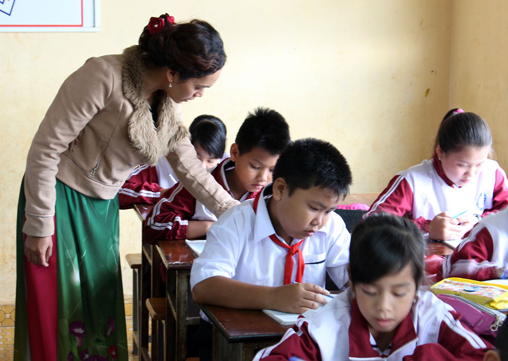 Cô giáo trẻ tận tâm