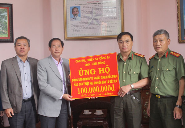 Công an Lâm Đồng hỗ trợ 100 triệu đồng cho đồng bào vùng bão lụt