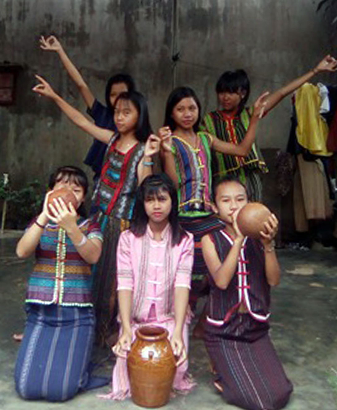 Sơn nữ tuổi teen với vũ điệu dân tộc