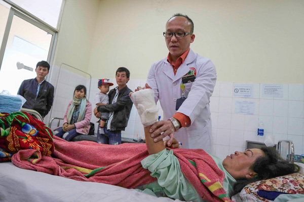 Nối thành công bàn tay cho một phụ nữ bị máy cắt cỏ chém lìa