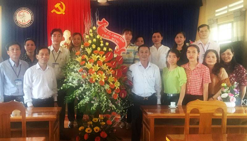 Đồng chí Trần Văn Hiệp, UV BTV, Trưởng ban Tuyên giáo Tỉnh ủy chúc mừng thầy cô và trò Trường Tiểu học Trần Quốc Toản