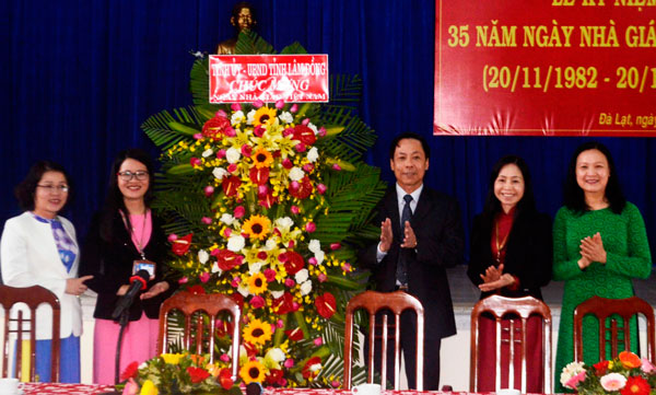 Phó Chủ tịch UBND tỉnh Trần Ngọc Liêm tặng lẵng hoa chúc mừng tập thể cán bộ, giáo viên, công nhân viên Trường THPT Trần Phú
