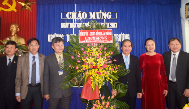 Lãnh đạo tỉnh thăm và chúc mừng các cơ sở giáo dục nhân Ngày Nhà giáo Việt Nam