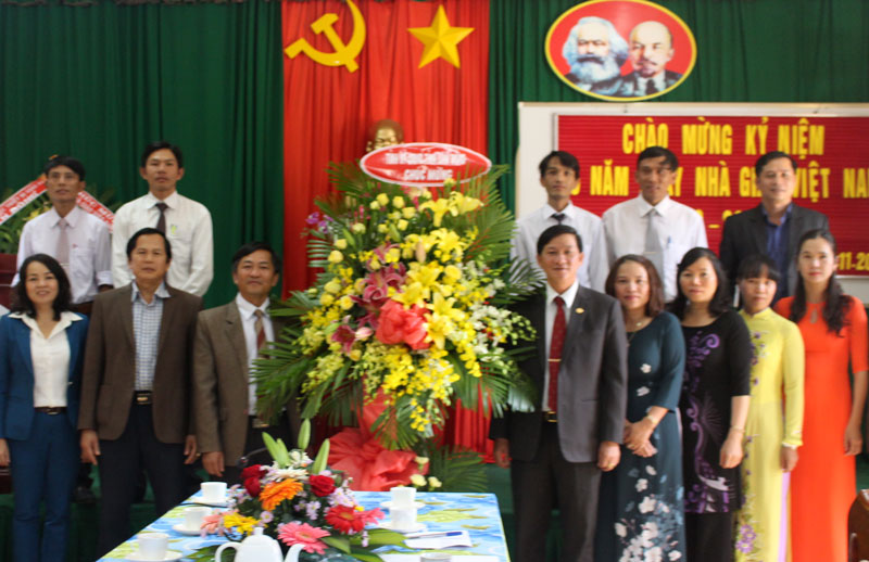 Đồng chí Trần Đức Quận chụp hình lưu niệm với các giáo viên trường THPT Nguyễn Bỉnh Khiêm