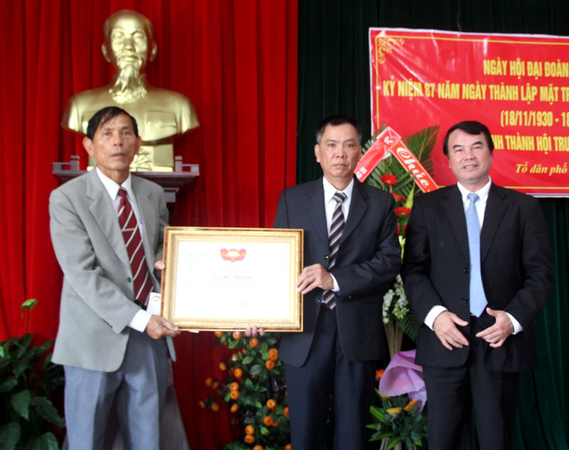Phó Chủ tịch UBND tỉnh tặng Bằng khen cho tập thể tổ dân phố 10