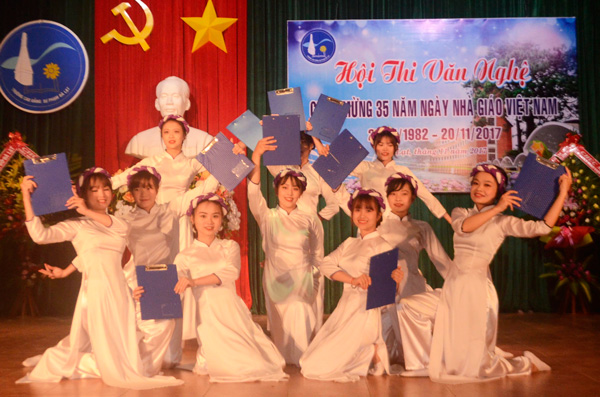 Các trường học tổ chức liên hoan văn nghệ chào mừng Ngày nhà giáo Việt Nam