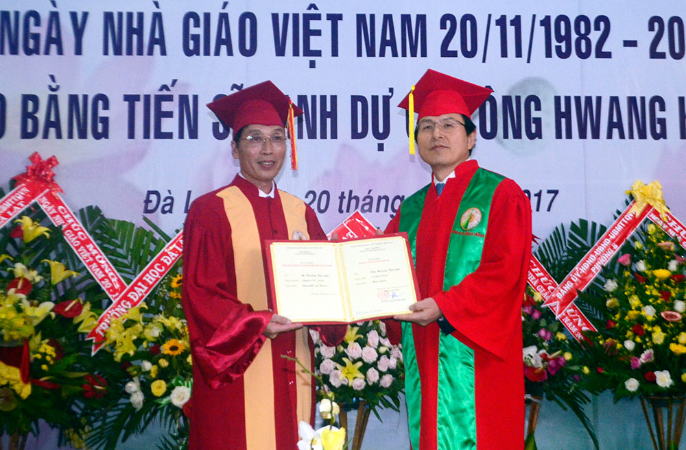 Đại học Đà Lạt trao bằng Tiến sĩ danh dự cho nguyên Quyền Tổng thống Hàn Quốc