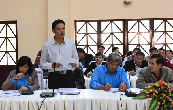 Đại diện người lao động ý kiến đề nghị giải quyết nợ đọng bảo hiểm xã hội. Ảnh: Văn Báu