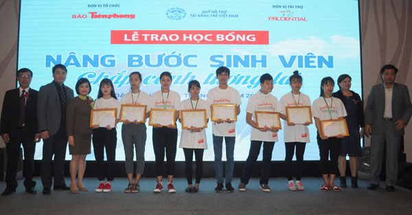 Trao 10 suất học bổng "Nâng bước sinh viên – Chắp cánh tương lai"