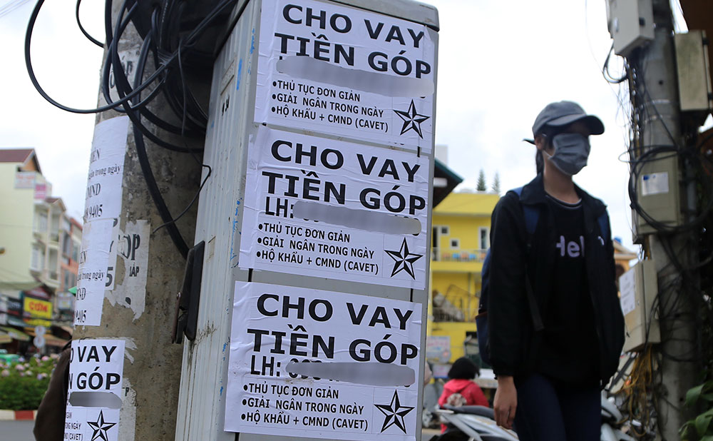 Quảng cáo cho vay trả góp, vay theo ngày được dán tại khu vực đường Phù Đổng Thiên Vương, Phường 8, TP Đà Lạt chiều ngày 29/11. Ảnh: C.T