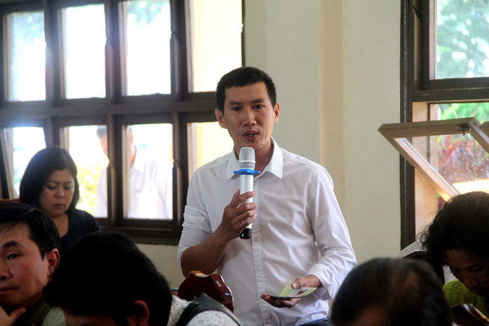 Phóng viên báo chí đặt câu hỏi