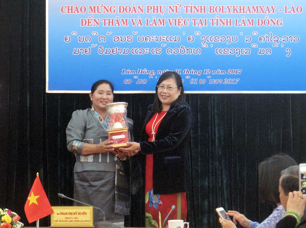 Chủ tịch Hội LHPN tỉnh bolykhamxay tặng quà lưu niệm cho Hội LHPN tỉnh Lâm Đồng